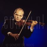 04-07-1990 Jaap van Zweden playing the violin at studio Amsterdam

[keywords]Eyecontact, Posed, Half Length, Violin[/keywords]